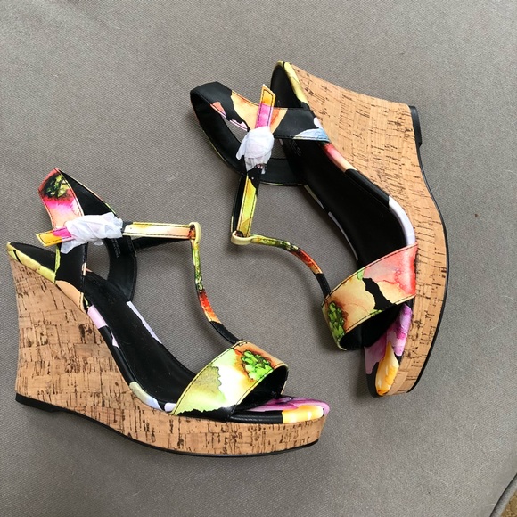 Charles David Shoes - Charles David cute floral wedges
